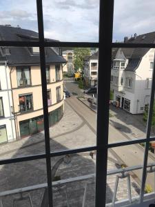 uma vista para uma rua a partir de uma janela em Generations Holiday City Flat em Attendorn