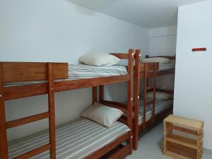 un par de literas en una habitación en Casarão Nazaré Hostel, en Salvador