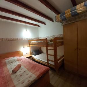 um quarto com 2 beliches e uma cama em Melinda nyaralóház em Balatonkenese