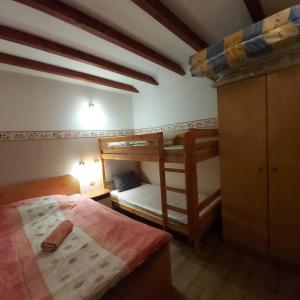 1 dormitorio con 2 literas y 1 cama en Melinda nyaralóház, en Balatonkenese