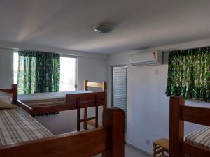ein Zimmer mit zwei Etagenbetten und einem Fenster in der Unterkunft Casarão Nazaré Hostel in Salvador