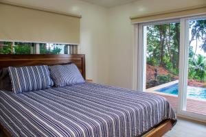 Bazén v ubytování Casa Amaroo - Villa at Luna Beach Roatan nebo v jeho okolí