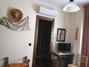 Televízia a/alebo spoločenská miestnosť v ubytovaní EL LABRIEGO, Casa rural