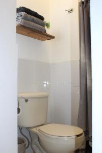 Et badeværelse på Habitacion 2 acceso independiente y autonomo Puebla + 8 billeder