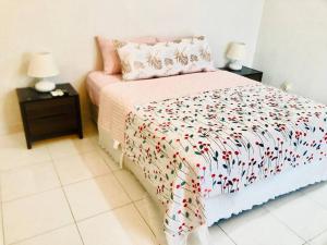 Katil atau katil-katil dalam bilik di Coffee Aroma Homestay at Teratak Noura 5BR Corner