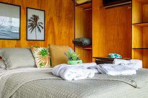 מיטה או מיטות בחדר ב-Casa Natu Ilhabela Studio Feiticeira com Jacuzzi Exclusiva