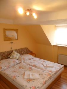 ein Schlafzimmer mit einem Bett in einem Zimmer in der Unterkunft Chebsky dvur - Egerlander Hof in Karlsbad