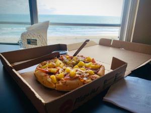 Vista al Mar في بلاياس: بيتزا في صندوق على طاولة