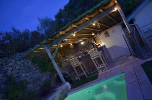 uma casa com piscina à noite em Les Terrasses de Castelnau em Castelnau-le-Lez