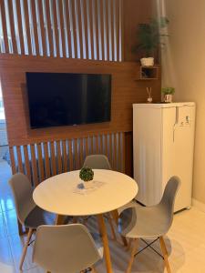 kuchnia ze stołem, krzesłami i lodówką w obiekcie Apartamento/Studio encantador no Posto 6 em Copa. w mieście Rio de Janeiro
