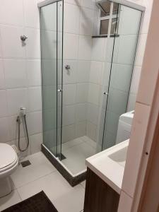 y baño con ducha, aseo y lavamanos. en Apartamento/Studio encantador no Posto 6 em Copa., en Río de Janeiro