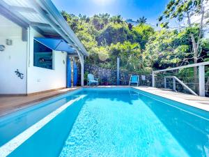 una piscina en el patio trasero de una casa en Moonstone, private room in Villa Casa Blue pool sea view en Koolbaai
