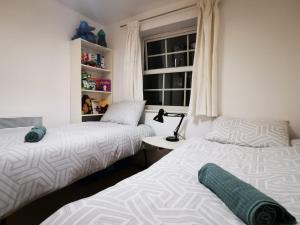 um quarto com 2 camas individuais e uma janela em Gorgeous apartment + attentive host + free parking em York