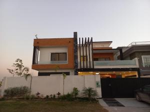 una casa con una valla delante de ella en Haven Lodge, Family Suite with Lounge & Kitchen, en Islamabad