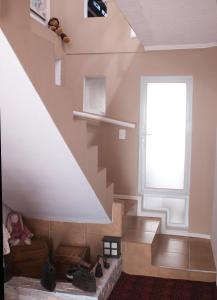 uma sala de estar com escadas e uma janela em Alojamiento Altos del Pacífico em Iquique