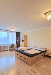 1 Schlafzimmer mit 2 Betten in einem Zimmer in der Unterkunft TEPLA in Teplice