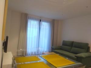 sala de estar con sofá y mesa en Apartamentos Hispano Nájera en Nájera