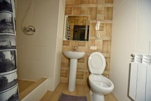 un baño con inodoro y lavabo en Malon Apartments, en Járkov 62 fotos más