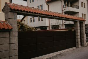 uma cerca preta em frente a um edifício em Saray&App em Sarajevo