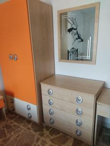 a dressing table and a dresser in a room at Il Girasole in Crotone