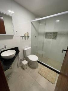 uma casa de banho com um chuveiro, um WC e um lavatório. em Apartamento Lagoa de Saquarema em Saquarema