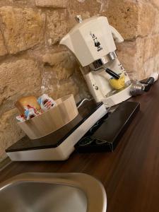 a sewing machine sitting on top of a counter at Dimora Pietra Antica in Bari