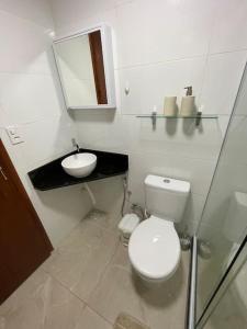uma casa de banho branca com um WC e um lavatório em Apartamento Lagoa de Saquarema em Saquarema