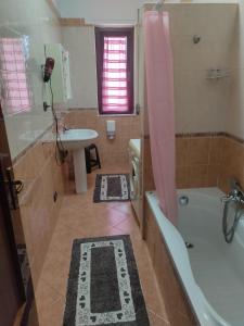 クロトーネにあるIl Girasoleのバスルーム(バスタブ、洗面台、トイレ付)