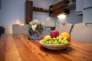 ツェル・アム・ゼーにあるApartment-Alpenfantasieの木製のテーブルに盛られた果物
