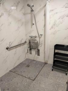 a shower in a bathroom with marble walls at Apartamentos Hispano Nájera in Nájera