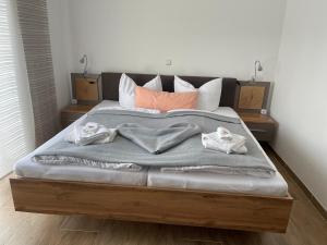 a bed with two towels on top of it at Die 1A Pension in Welsau