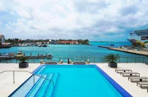 Fotografia z galérie ubytovania Stylish luxury condo, central location, ocean view, pool, gym v destinácii Oranjestad