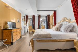 1 dormitorio con 1 cama grande y TV en Canal Suites en Bruges