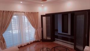 伊斯蘭堡的住宿－Haven Lodge, Islamabad，客厅设有大窗户和镜子