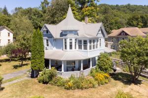 una vista aérea de una casa con torreta en Streamside Victorian, en Margaretville
