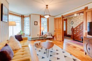 una sala de estar con un sofá y una mesa en Streamside Victorian, en Margaretville
