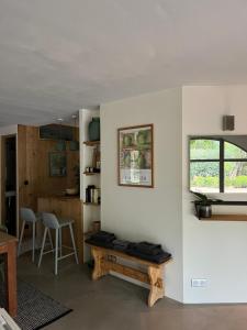 ein Wohnzimmer mit einer Bank und einem Tisch in der Unterkunft Le clos sainte Marie in Roquefort-les-Pins