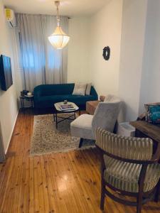 una sala de estar con un sofá y una silla en Svolio Welcome, en Tesalónica