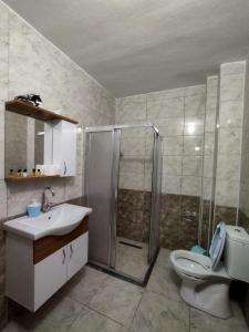 W łazience znajduje się prysznic, umywalka i toaleta. w obiekcie M.H.T w mieście Edirne