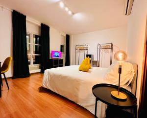 1 dormitorio con cama, mesa y TV en Crops City Stay Apartment 14 en Trieste