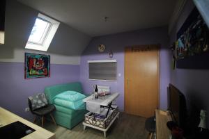 Una sala de estar con un sofá verde y una ventana. en Apartment Lothlórien Jahorina, en Jahorina 20 fotos más