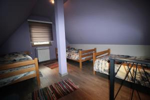 Una habitación con dos camas y una mesa dentro. en Apartment Lothlórien Jahorina, en Jahorina