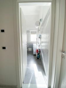 um corredor que leva a um quarto com um quarto branco em Gioffredi Apartment em Manduria