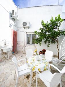 a patio with a table and chairs and a sink at Gioffredi Apartment in Manduria