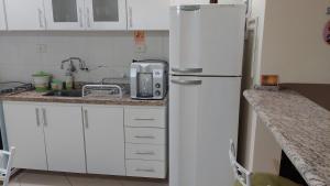 Kjøkken eller kjøkkenkrok på Casa aconchegante com ar condicionado para família em condomínio