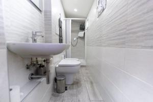 Ένα μπάνιο στο Contrasto Apartments