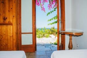um quarto com uma janela com vista para o oceano em Villa Celestina, Great for Privacy and Seclusion em Chrisopigi