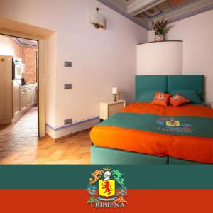 um quarto com uma cama laranja e azul em IBibiena -SUITE CASA FIORITA em Bibbiena
