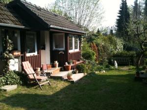 a yard with chairs and a house at 2 BR beautyful vacation home / Ferienhaus Brunsberg in Buchholz in der Nordheide +15 photos
