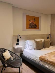 1 dormitorio con 1 cama grande y 1 silla en Pereira Endless Green Condo., en Pereira